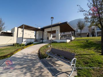 Casa en Venta de Lujo  Arriba de Leones con  terreno excedente