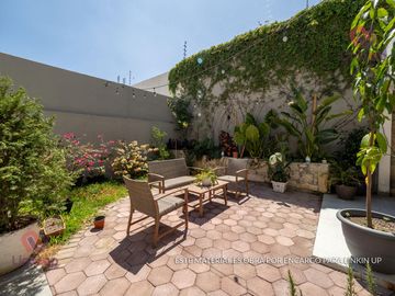 Casa en Venta de Lujo  Arriba de Leones con  terreno excedente