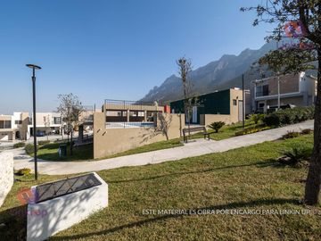 Casa en Venta de Lujo  Arriba de Leones con  terreno excedente