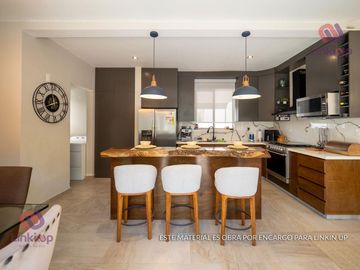 Casa en Venta de Lujo  Arriba de Leones con  terreno excedente