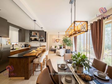 Casa en Venta de Lujo  Arriba de Leones con  terreno excedente