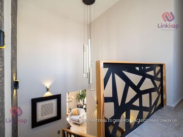 Casa en Venta de Lujo  Arriba de Leones con  terreno excedente