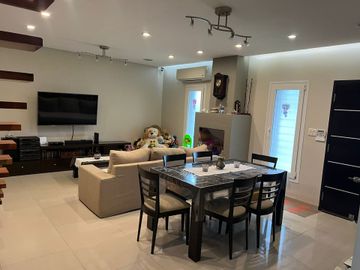 VENTA PH 5AMB EXELENTE COCHERA PATIO CASTELAR NTE
