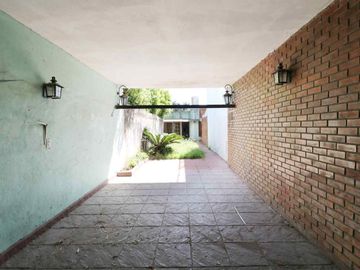 CASA EN VENTA CON PATIO TERRAZA COCHERA SAN JUSTO