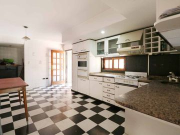 CASA EN VENTA CON PATIO TERRAZA COCHERA SAN JUSTO