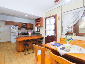 VENTA CASA 5 AMB. PILETA COCHERA JARDÍN SAN ISIDRO