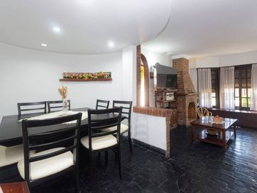 VENTA CASA 5 AMB. PILETA COCHERA JARDÍN SAN ISIDRO