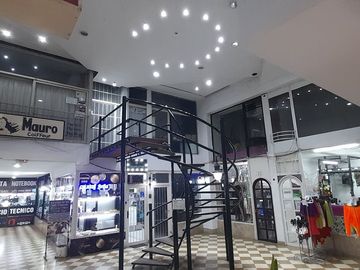 LOCAL EN VENTA EN GALERIA LAS TEJAS, LANUS ESTE