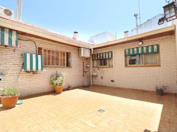 VENTA CASA  TERRAZA PILETA GARAJE LOTE PROPIO CABA