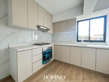 Duplex de estreno de 2 habitaciones con terraza en Surco