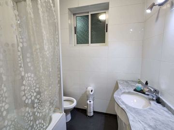 Cómoda y funcional casa, en excelente estado de conservación