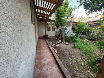 Cómoda y funcional casa, en excelente estado de conservación