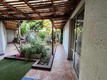 Cómoda y funcional casa, en excelente estado de conservación