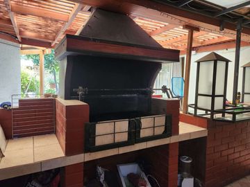 Cómoda y funcional casa, en excelente estado de conservación