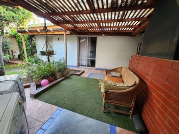 Cómoda y funcional casa, en excelente estado de conservación