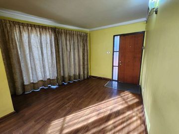 Cómoda y funcional casa, en excelente estado de conservación