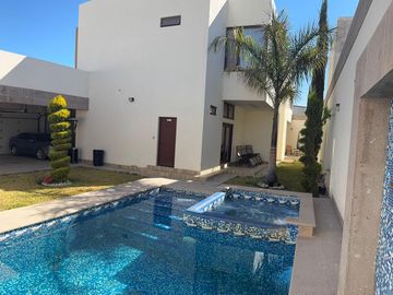 RESIDENCIA  EN  VENTA EN  HACIENDA DEL ROSARIO, TORREON COAH.