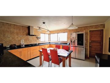 Venta de hermosa casa de cuatro dormitorios, en zona centro de Quillota.