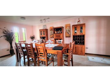Venta de hermosa casa de cuatro dormitorios, en zona centro de Quillota.