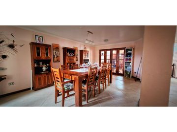 Venta de hermosa casa de cuatro dormitorios, en zona centro de Quillota.