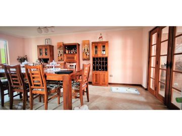 Venta de hermosa casa de cuatro dormitorios, en zona centro de Quillota.