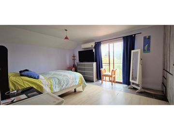 Venta de hermosa casa de cuatro dormitorios, en zona centro de Quillota.