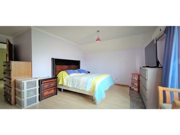 Venta de hermosa casa de cuatro dormitorios, en zona centro de Quillota.
