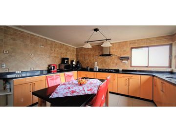 Venta de hermosa casa de cuatro dormitorios, en zona centro de Quillota.