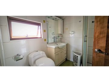 Venta de hermosa casa de cuatro dormitorios, en zona centro de Quillota.
