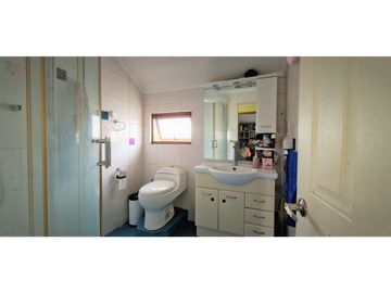 Venta de hermosa casa de cuatro dormitorios, en zona centro de Quillota.