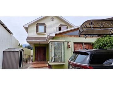 Venta de hermosa casa de cuatro dormitorios, en zona centro de Quillota.