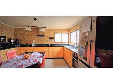 Venta de hermosa casa de cuatro dormitorios, en zona centro de Quillota.