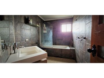 Venta de hermosa casa de cuatro dormitorios, en zona centro de Quillota.