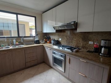 Villa de 5 dormitorios en primeros kilómetros de Samborondón