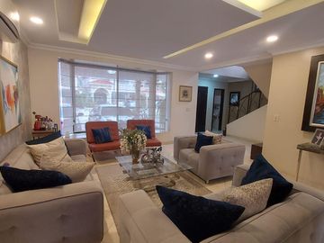 Villa de 5 dormitorios en primeros kilómetros de Samborondón