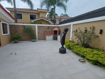 Villa de 5 dormitorios en primeros kilómetros de Samborondón