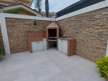 Villa de 5 dormitorios en primeros kilómetros de Samborondón