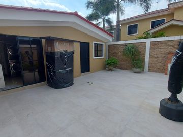 Villa de 5 dormitorios en primeros kilómetros de Samborondón