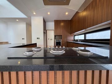 Amplia casa en venta en Residencial Lagos del Sol