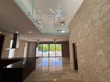 Amplia casa en venta en Residencial Lagos del Sol