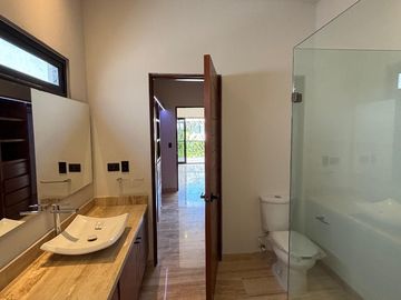 Amplia casa en venta en Residencial Lagos del Sol