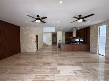 Amplia casa en venta en Residencial Lagos del Sol