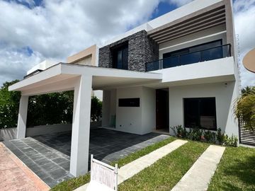 Amplia casa en venta en Residencial Lagos del Sol