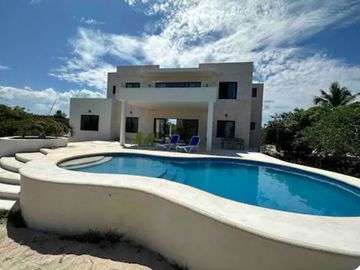 Casa Chit. Enorme lote con Casa frente al mar en Sisal en venta