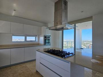 PENTHOUSE EN VENTA DE TRES HABITACIONES EN COUNTRY TOWERS