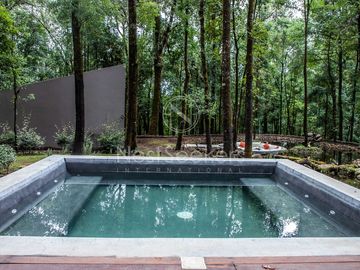 CASA MODERNA EN VENTA EN ENTORNO  BOSCOSO