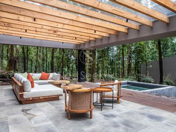 CASA MODERNA EN VENTA EN ENTORNO  BOSCOSO