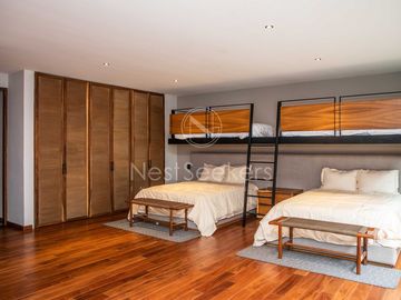 CASA MODERNA EN VENTA EN ENTORNO  BOSCOSO