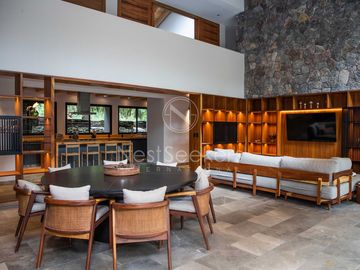 CASA MODERNA EN VENTA EN ENTORNO  BOSCOSO