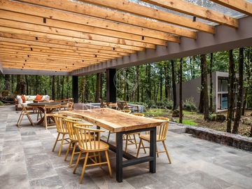 CASA MODERNA EN VENTA EN ENTORNO  BOSCOSO